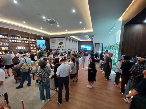 신영PFV와 대방산업개발이 경기도 양주시 덕계동 152번지 일원(옛 서울우유 공장 부지)에 공급하는 '지웰 엘리움 양주 덕계역'의 견본주택 내부가 방문객으로 북적인다. 김태현 기자