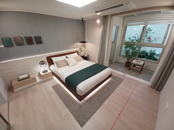 신영PFV와 대방산업개발이 경기도 양주시 덕계동 152번지 일원(옛 서울우유 공장 부지)에 공급하는 '지웰 엘리움 양주 덕계역'의 84㎡형 침실. 김태현 기자