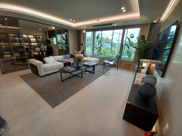 신영PFV와 대방산업개발이 경기도 양주시 덕계동 152번지 일원(옛 서울우유 공장 부지)에 공급하는 '지웰 엘리움 양주 덕계역'의 122㎡형 거실. 김태현 기자