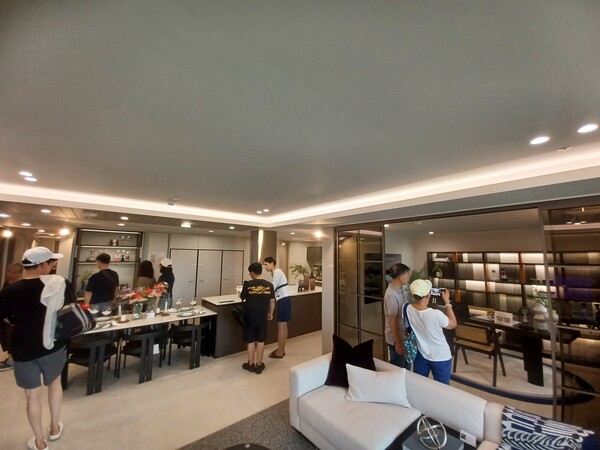 신영PFV와 대방산업개발이 경기도 양주시 덕계동 152번지 일원(옛 서울우유 공장 부지)에 공급하는 '지웰 엘리움 양주 덕계역'의 122㎡형 다이닝룸. 김태현 기자