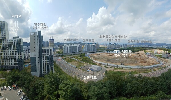 신영PFV와 대방산업개발이 경기도 양주시 덕계동 152번지 일원(옛 서울우유 공장 부지)에 공급하는 '지웰 엘리움 양주 덕계역'의 건설현장. 고장산 자락이 단지 서측 배후를 병풍처럼 두른 가운데, 양주회천한양수자인과 현대아파트, 양주윤중아파트, 회천중앙역로제비앙그랜드센텀 등이 단지 주변을 감싸고 있다. 김태현 기자