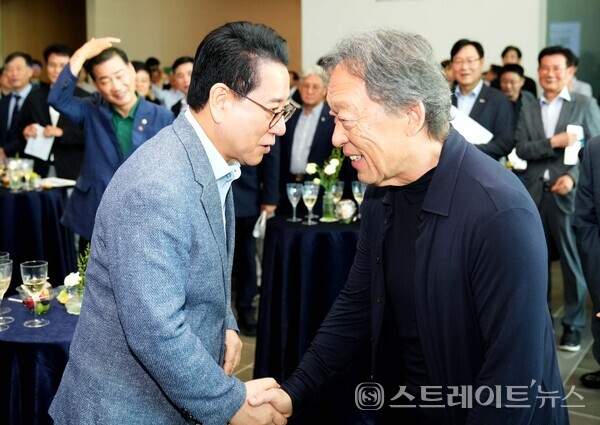 김영록 지사(왼쪽)가 30일 여수 GS칼텍스 예울마루에서 열린 ‘제9회 여수음악제 개막식’에 참석해 정명훈 지휘자와 인사를 나누고 있다. 전남도