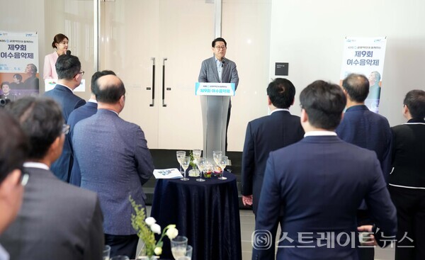 김영록 지사가 30일 여수 GS칼텍스 예울마루에서 열린 ‘제9회 여수음악제 개막식’에 참석해 인사말을 하고 있다. 전남도