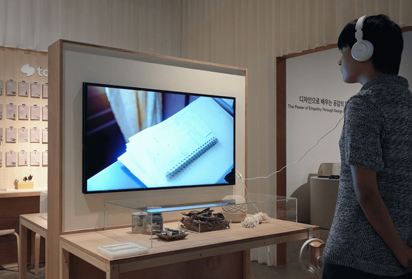 ‘모두의 세계, 각자의 도구’ 전시 공간을 체험하는 관람객. 토스 제공.