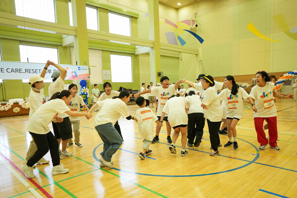 운동회를 즐기는 참가자들. 한화생명 제공.