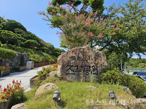 유달산 조각공원의 입구 전경. 숲으로 이어진 길을 따라 자연과 예술의 조화가 시작되는 곳으로, 탐방객들이 발걸음을 멈추고 새로운 서사를 마주하는 공간이다. 문미선 기자