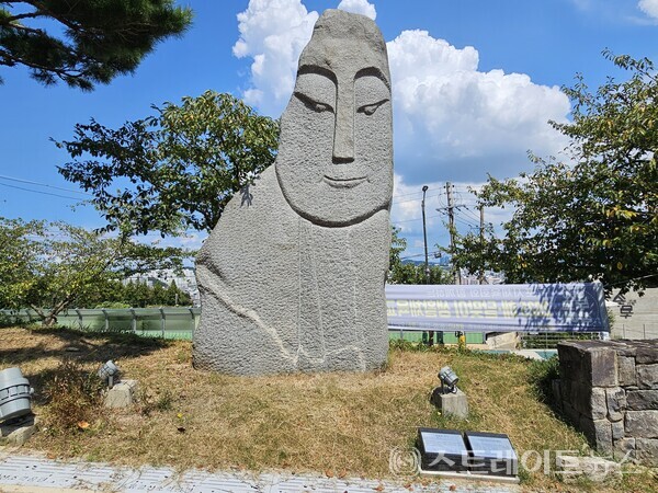'유달산 장수' 조각상. 유달산과 삼학도의 전설 속 장수의 모습을 전통적인 조형기법으로 빗어낸 이 작품은 목포와 유달산을 지키는 벽사의 의미로 상징하며, 방문객들에게 굳건한 기운을 전한다. 문미선 기자