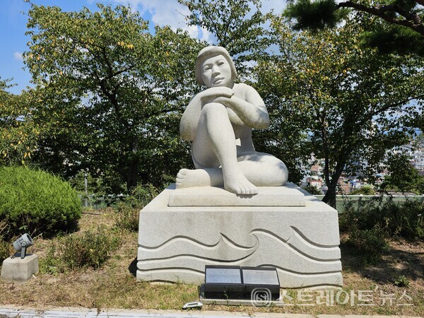 '기다림' 조각상. 거친 바다로 나간 가족의 무사 귀환을 기원하며 상념에 잠긴 여인의 모습을 투박하면서도 향토적인 정서로 표현해, 보는 이들에게 깊은 공감과 감동을 선사한다. 문미선 기자