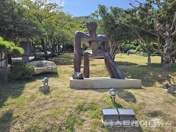 명상-일어나는 섬 조각상. 고요한 분위기 속에서 깊은 사색에 잠긴 인물을 통해, 실존적 인간 존재에 대한 의미를 묻고 스스로에게 질문을 던지게 하는 작품이다. 문미선 기자