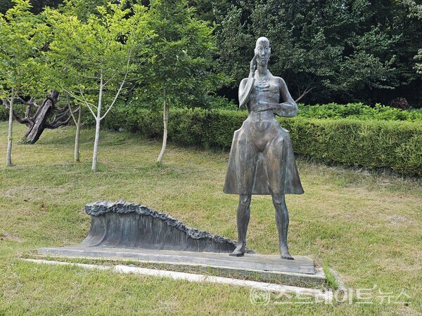'해변의 여인' 조각상. 파도 소리가 들려오는 듯 고요한 분위기 속에서 깊은 생각에 잠긴 여인의 모습이 한적한 바닷가의 정취를 더하며, 관람객들의 발길을 붙잡는다. 문미선 기자