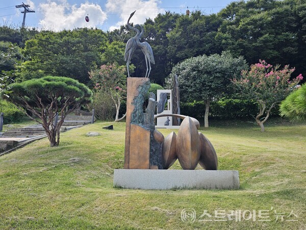 유달산 조각공원에 우뚝 선 '동산' 조각상. 목포 삼학도의 전설을 형성화한 작품으로, 역동적으로 이어지는 세 개의 원은 멈추지 않는 목포의 발전과 무한한 번영을 상징한다. 문미선 기자
