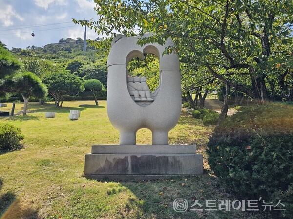 '나 어릴적에' 조각상. 3명의 소년이 해맑게 뛰어노는 모습을 담아, 시간 가는 줄 모르고 놀던 어린 시절의 순수한 기억을 상징적으로 표현하고 있다. 작품은 보는 이들에게 아련한 향수와 함께 미소를 머금게 한다. 문미선 기자