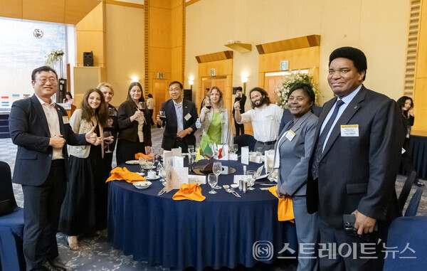 명창환 전남도 행정부지사(왼쪽)가 29일 '2025 전남국제수묵비엔날레' 개막식을 맞아 초청된 주한외교사절단과 함께 환영 만찬을 즐기고 있다. 전남도