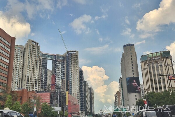 롯데건설이 서울 송파구 신천동에서 일반분양 중인 '잠실 르엘'(사진 현장)에  7~8만명의 현금 부자가 쇄도, 1순위 청약에서 최고 네 자릿수의 경쟁률로 당첨 경쟁이 치열할 전망이다.  (사진 이준혁 기자)
