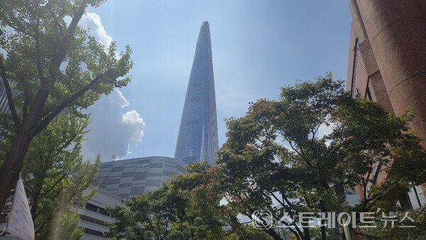 롯데건설이 서울 송파구 신천동에서 일반분양 중인 '잠실 르엘'에서 바라본 잠실롯데월드. (사진 이준혁 기자)