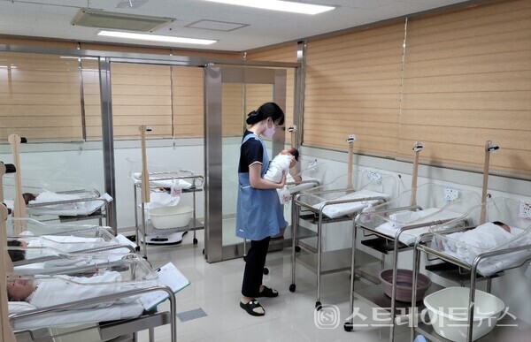 강진군이 전국 최고의 육아수당 정책으로 2년 연속 합계출산율 2위를 기록했다. 강진군