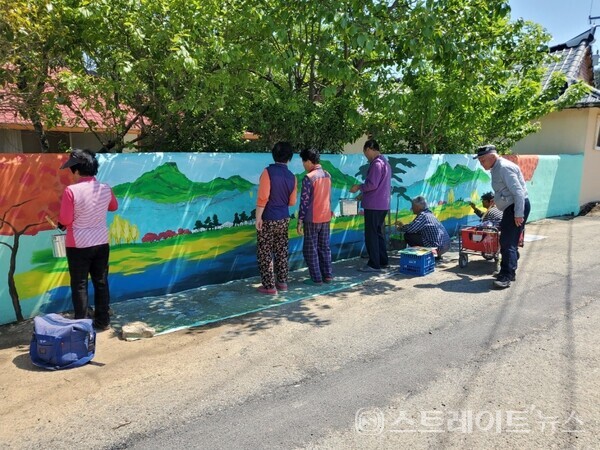 '어울림마을' 조성 사업을 통해 주민들이 함께 마을 벽화 그리기를 하고 있다. 전남도