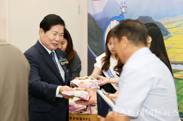 공영민 군수(왼쪽)가 1일 군청에서 직원들에게 청렴 홍보물을 직접 나눠주며 청렴 실천을 강조하고 있다. 고흥군