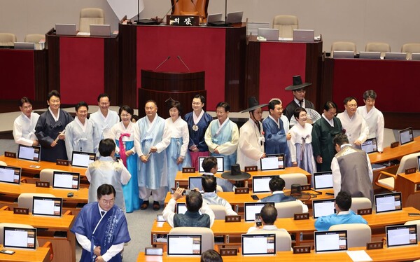1일 서울 여의도 국회에서 열린 정기국회 개회식에 앞서 한복을 입은 의원들이 기념촬영을 하고 있다. 연합뉴스. 