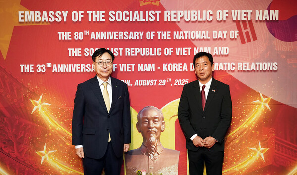 임진달 HS효성첨단소재 대표이사(왼쪽)가 부 호 주한 베트남 대사와 기념촬영을 하고있다. HS효성 제공