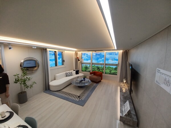 대우건설이 ‘망포역세권 복합개발사업’을 통해 경기도 수원시 영통구 영통동 980-2번지 일원에 공급하는 주상복합 ‘망포역 푸르지오 르마크’의 84㎡A형 거실. 김태현 기자