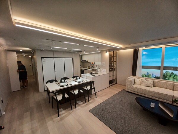 대우건설이 ‘망포역세권 복합개발사업’을 통해 경기도 수원시 영통구 영통동 980-2번지 일원에 공급하는 주상복합 ‘망포역 푸르지오 르마크’의 100㎡B형 다이닝룸. 김태현 기자