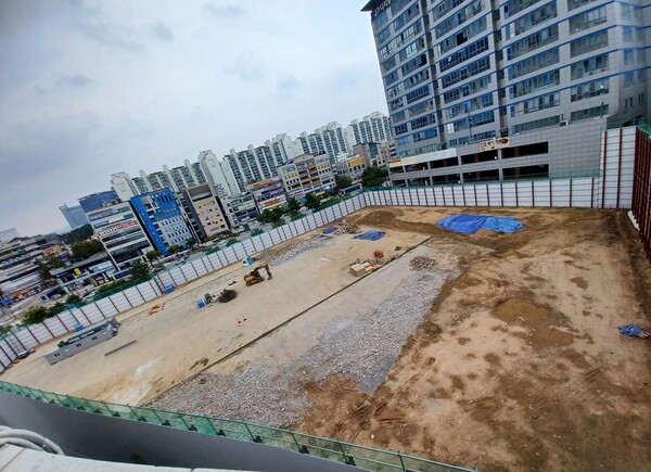 대우건설이 ‘망포역세권 복합개발사업’을 통해 경기도 수원시 영통구 영통동 980-2번지 일원에 공급하는 주상복합 ‘망포역 푸르지오 르마크’의 주출입구 반대쪽 현장. 이 단지는 남측에 자리한 5층 건물로 인해 대지 가운데가 볼록하다. 특히 103동 1호, 2호 라인은 바로 옆 오피스텔 빌딩(사진 우측 상단)과 바짝 붙어 있어 프라이버시 침해 우려까지 나온다. 김태현 기자