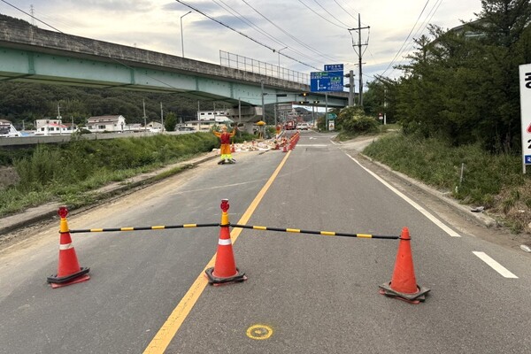 경북 포항시 남구 연일읍 유강리 469-49 일원서 지난 31일 가스 누출 신고가 접수돼 가스 누출 지점 인근 도로를 통제했다.(사진=포항시)