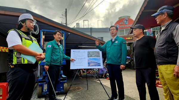 강민국 국회의원(오른쪽 세 번째)이 진주 자유시장 아케이드 설치 공사 현장을 점검하며 관계자들과 의견을 나누고 있다. 강민국 의원실 제공.