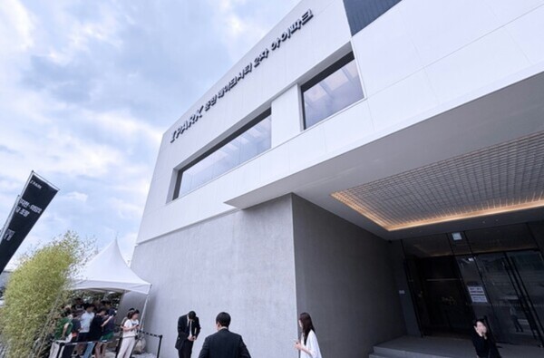 HDC현대산업개발이 강원 춘천시 삼천동 22-1번지 일원에 공급하는 ‘춘천 레이크시티 2차 아이파크’의 견본주택. 청약홈은 1일 이 단지 특별공급을 실시한 결과, 평균 2.07 대 1의 경쟁률을 기록했다고 밝혔다. 김태현 기자