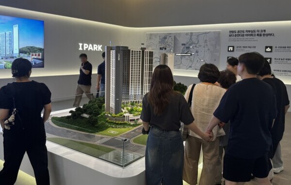 HDC현대산업개발이 강원 춘천시 삼천동 22-1번지 일원에 공급하는 ‘춘천 레이크시티 2차 아이파크’의 견본주택 내 단지모형. 청약홈은 1일 이 단지 특별공급을 실시한 결과, 평균 2.07 대 1의 경쟁률을 기록했다고 밝혔다. 김태현 기자