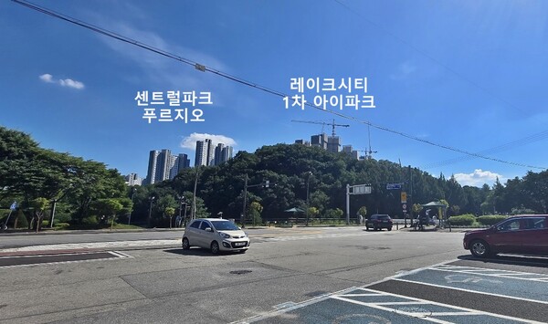 공지천 이디오피아길에서 바라본 ‘레이크시티 1차 아이파크’ 건설현장. 좌측으로 ‘센트럴푸르지오’가 보인다. 1일 특별공급에 들어간 ‘레이크시티 2차 아이파크’는 ‘1차 아이파크’와 야산 사이에 위치한다. 김태현 기자