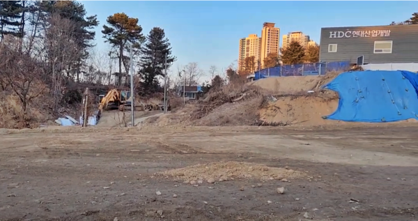 HDC현대산업개발이 강원 춘천시 삼천동 22-1번지 일원에 공급하는 ‘춘천 레이크시티 2차 아이파크’의 건설현장.  청약홈은 1일 이 단지 특별공급을 실시한 결과, 평균 2.07 대 1의 경쟁률을 기록했다고 밝혔다. 김태현 기자
