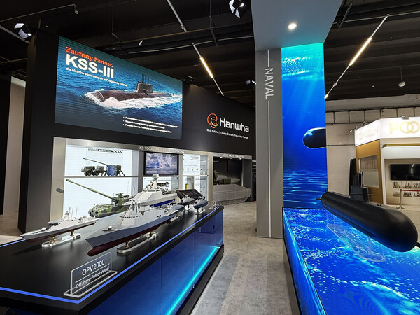 폴란드 키엘체에서 열리는 국제 방위산업 전시회 'MSPO 2025'에 참가한 한화그룹 부스에 '장보고-III 배치-II' 등 주요 제품이 전시돼 있다. 한화그룹 제공