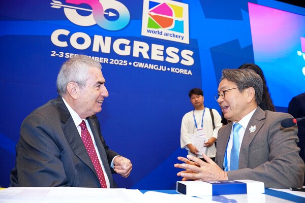 강기정 시장이 2일 광주에서 열린 세계양궁연맹 총회에 참석한 우르 에르데네르 회장과 환담하고 있다.광주시