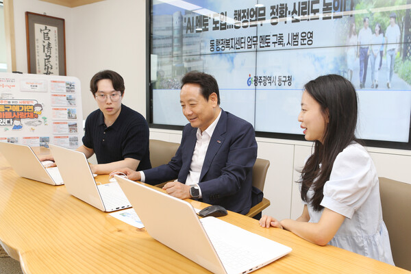 임택 청장이 행정 효율성 제고의 일환으로 행정복지센터에 도입해 시범운영 중인 인공지능(AI)  멘토를 직원들과 시현하고 있다. 동구