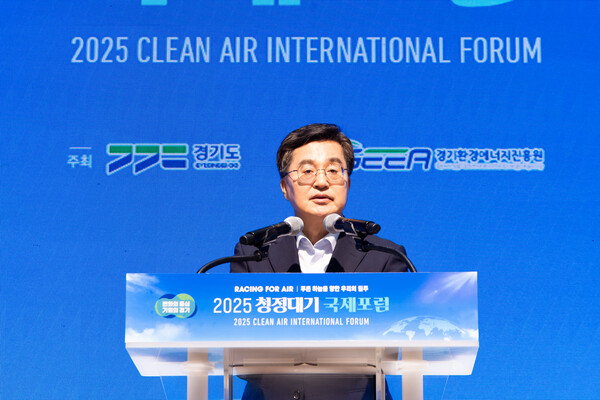 김동연 경기도지사가 2일 경기융합타운에서 열린 ‘2025 청정대기 국제포럼’에 참석해 개회사를 하고 있다.경기도 제공.