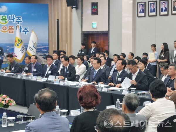 김영록 전남지사가 2일 나주시청 대회의실에서 열린 '전남 정책비전 투어'에 참석해 미래 발전 방향성을 제시했다. 문미선 기자