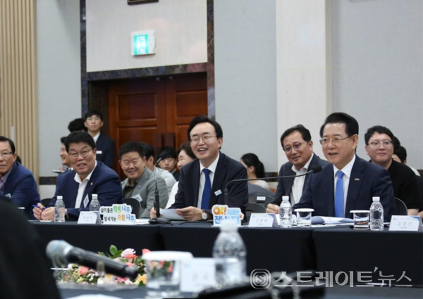 윤병태 나주시장(가운데)과 김영록 도지사(오른쪽)가 2일 나주시청 대회의실에서 열린 ‘전남 정책비전 투어’에서 시민이 제안한 정책을 듣고 환화가 웃고 있다. 나주시