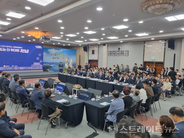 2일  나주시청 대회의실에서 열린 ‘함께 만드는 더 위대한 전남’ 정책비전 투어에 김영록 전남지사를 비롯해 윤병태 나주시장, 이재남 나주시의회 의장 등 150명이 참석했다. 문미선 기자