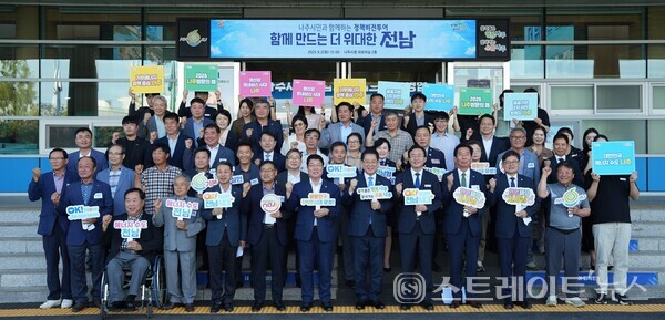 윤병태 나주시장이 2일 나주시청 대회의실에서 열린 ‘전남 정책비전 투어’에 참석한 김영록 전남지사, 전남도의원, 나주시의원 등 관계자들과 시청 정문에서 기념촬영을 하고 있다. 나주시