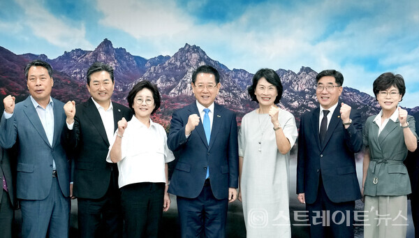 김영록 지사(가운데)가 2일 도청 접견실에서 전남 RISE위원회 공동위원장인 이주희 동신대학교 총장, 전남지역 대학 총장들과 환담 후 기념촬영을 하고 있다. 전남도