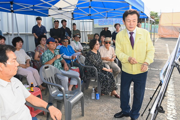 조규일 진주시장이 옛 종합사회복지관 철거 현장을 찾아 주민들에게 ‘진주엔창의문화센터’ 건립 추진 계획을 설명하고 있다. 진주시 제공