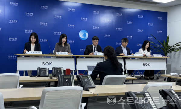 강창구 한국은행 국민소득부장(왼쪽에서 세번째).