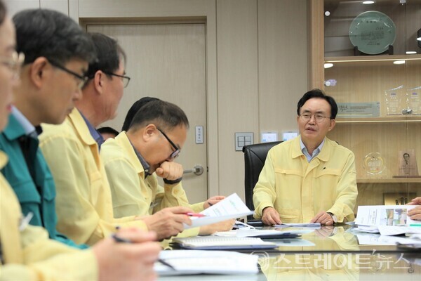 윤병태 시장(왼쪽)이 집중호우 피해 복구 계획 수립을 위해 대책 회의를 진행하고 있다. 나주시