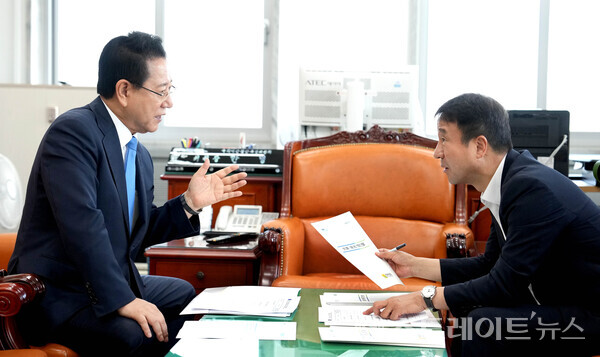 김영록 지사(왼쪽)가 3일 서울 국회에서 한병도 국회 예산결산특별위원장과 면담을 갖고 2026년 전남도 국고 핵심 사업을 건의하고 협조를 요청하고 있다. 전남도