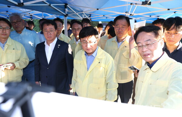 강진원 군수(오른쪽)가 지난달 29일 강진 병영천댐 후보지 현장에서 김성환 환경부장관에게 기후위기·재난 예방 등과 관련해 현안사업의 필요성을 적극 설명하고 있다. 강진군