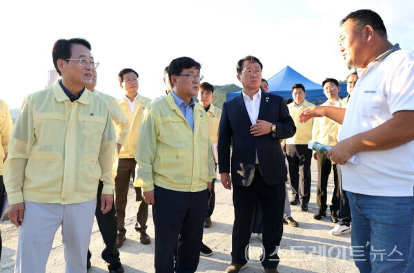 김성환 환경부장관, 문금주 국회의원, 강진원 강진군수가 지난달 29일 강진 병영천댐 후보지 현장에서 지역주민으로부터 댐 건설의 필요성에 대해 듣고 있다. 강진군