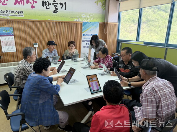 고흥군 노인복지관 어르신들이 '인공지능(AI)·정보통신기술(ICT) 기반 치매예방 인지케어 리빙랩' 프로그램에 참여해 태블릿을 활용한 인지 훈련을 받고 있다. 고흥군