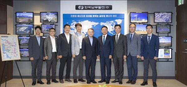 남부발전 김준동 사장(왼쪽 다섯 번째)과 한전KDN 박상형 사장(왼쪽 여섯 번째)이 3일 남부발전 부산 본사에서 ‘해외 진출을 위한 대표자 간담회’ 후, 기념 촬영을 하고 있다.[사진=남부발전]